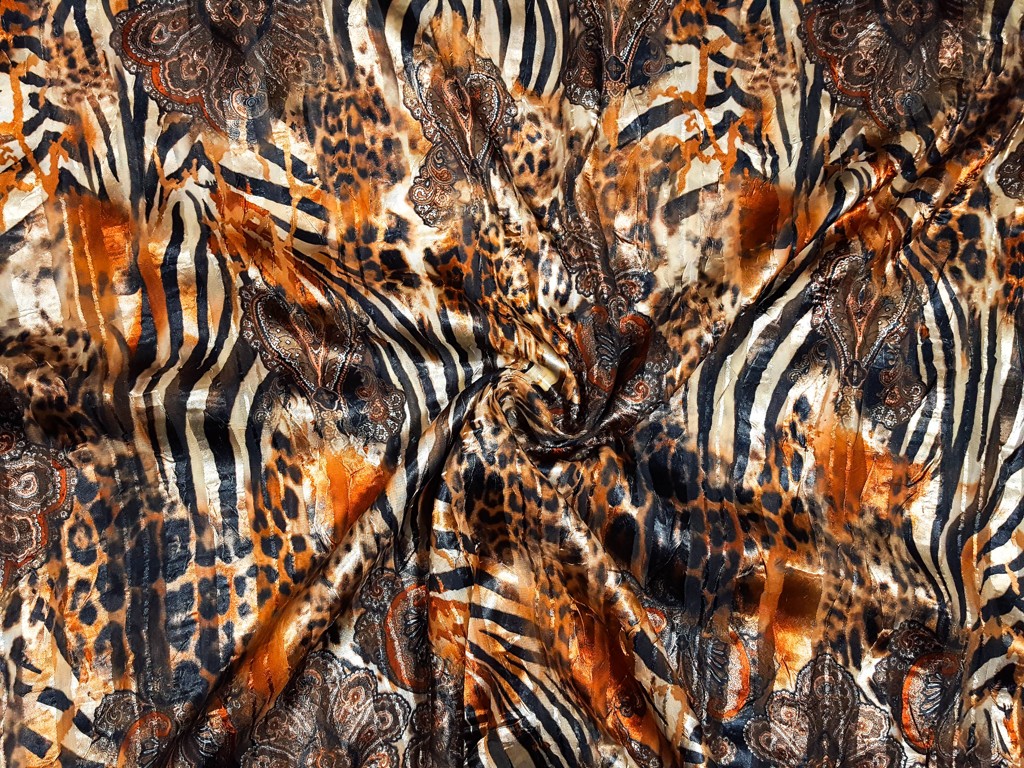 Šifónová šatovka zvierací motív s ornamentom 130 cm