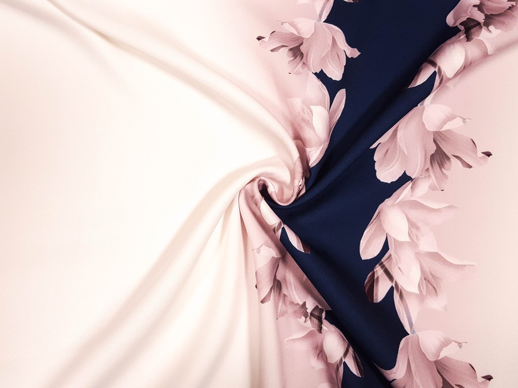 Polyesterová šatovka tieňovaný kvet v bordúre 150 cm