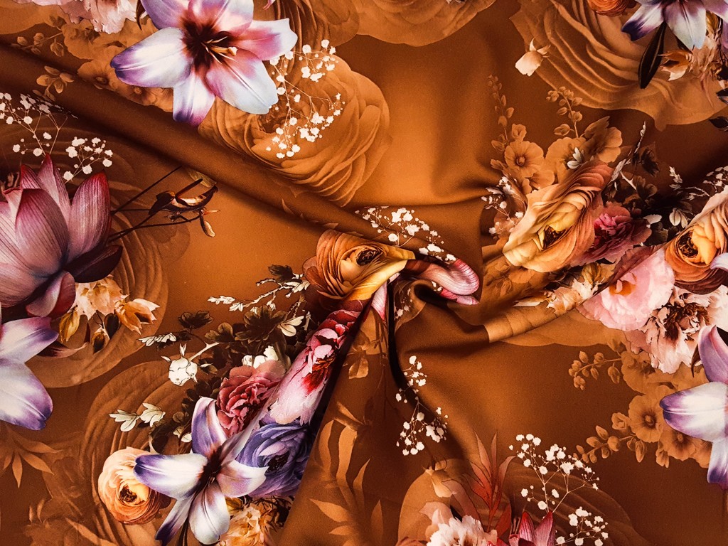 Polyesterová šatovka kvetinová krása 150 cm